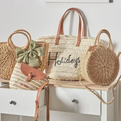 Panier tressé et son noeud vert