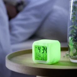Réveil cube LED multicolore à piles 7,8x7,8x7,8cm