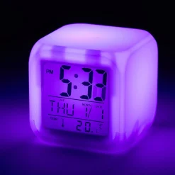 Réveil cube LED multicolore à piles 7,8x7,8x7,8cm