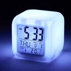 Réveil cube LED multicolore à piles 7,8x7,8x7,8cm