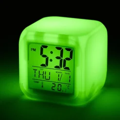Réveil cube LED multicolore à piles 7,8x7,8x7,8cm