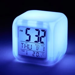 Réveil cube LED multicolore à piles 7,8x7,8x7,8cm