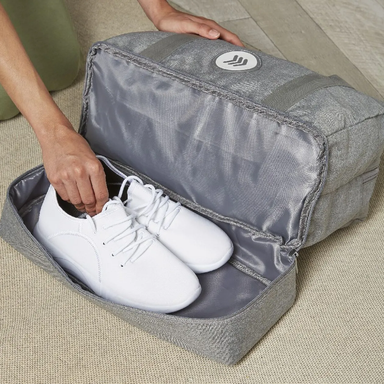 Sac de sport gris avec compartiment à chaussures
