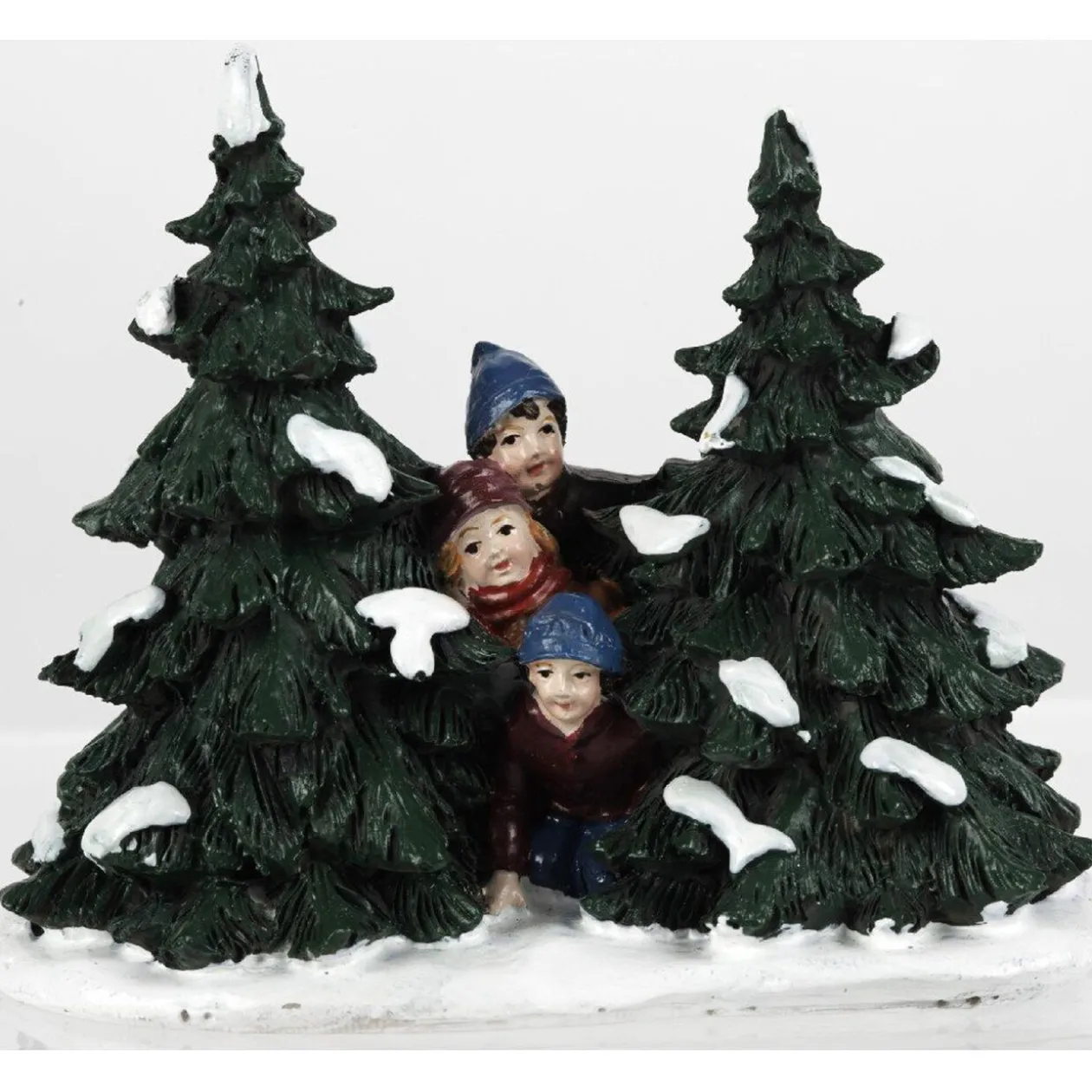 Sapins et personnages village de Noël