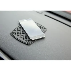 Tapis téléphone voiture noir.